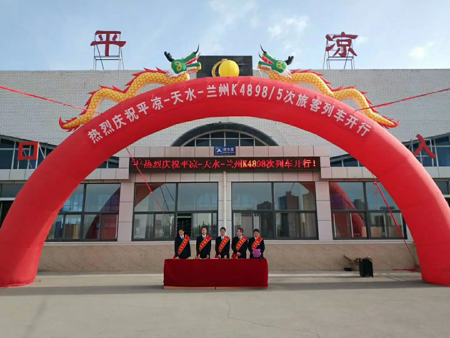 武漢到平?jīng)鑫锪鲗＞€-武漢至平?jīng)鲐涍\(yùn)公司